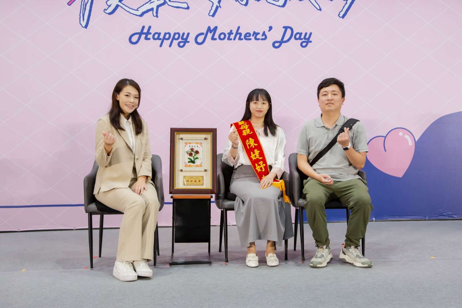 高市長頒發模範母親給當日最年輕者是28歲的陳婕妤小姐(任職於竹市警察局擔任外勤警)。