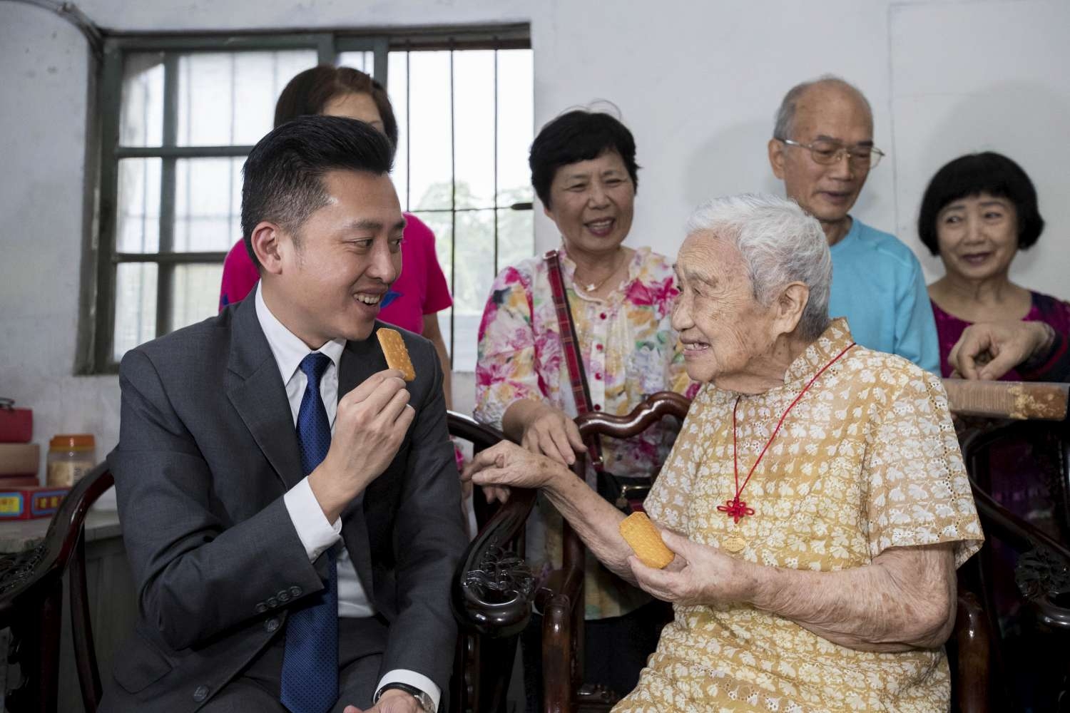 林智堅市長與曾陳時奶奶共享孔雀餅乾|
