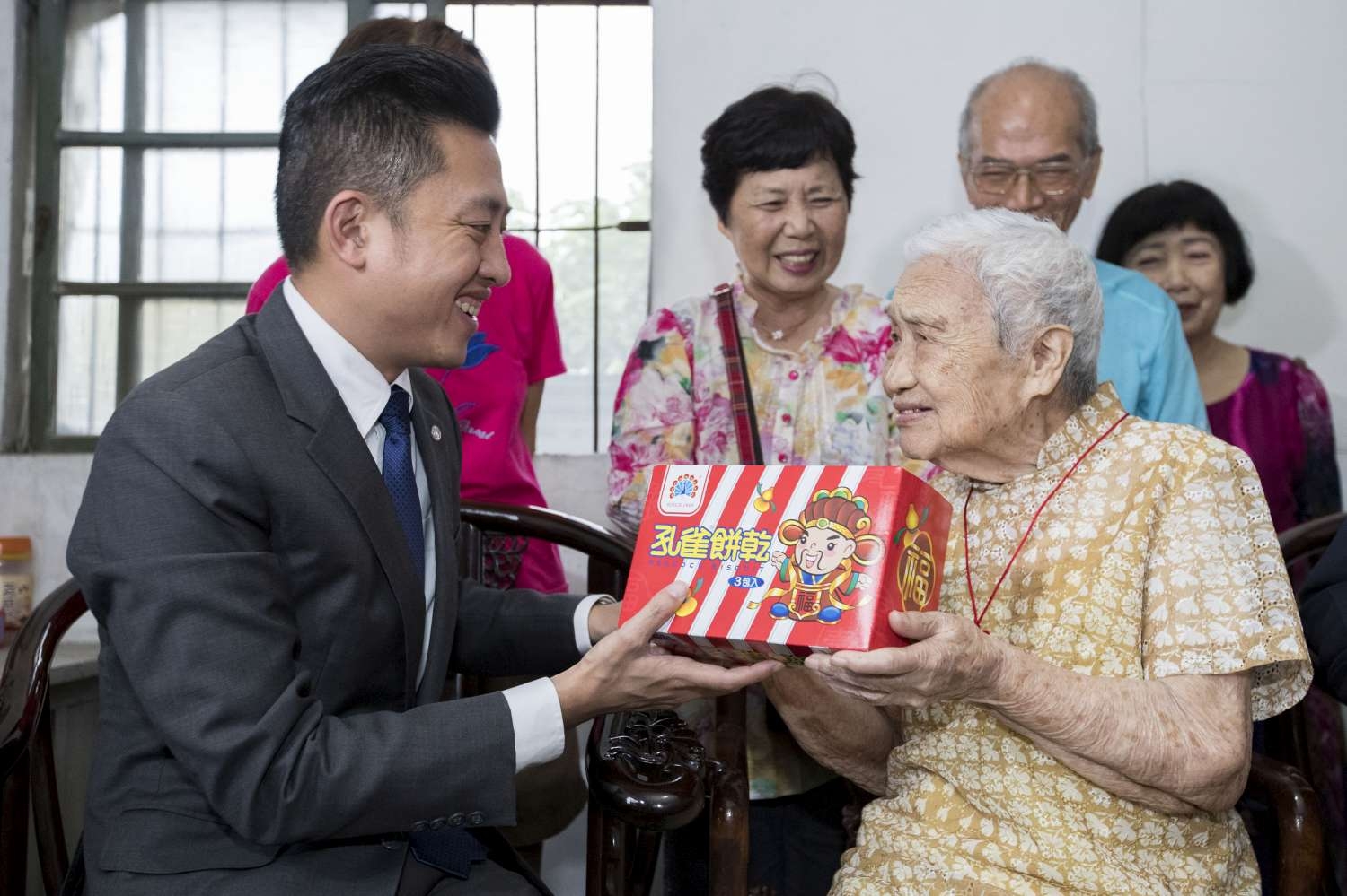 林智堅市長致贈曾奶奶最愛的雀餅乾|