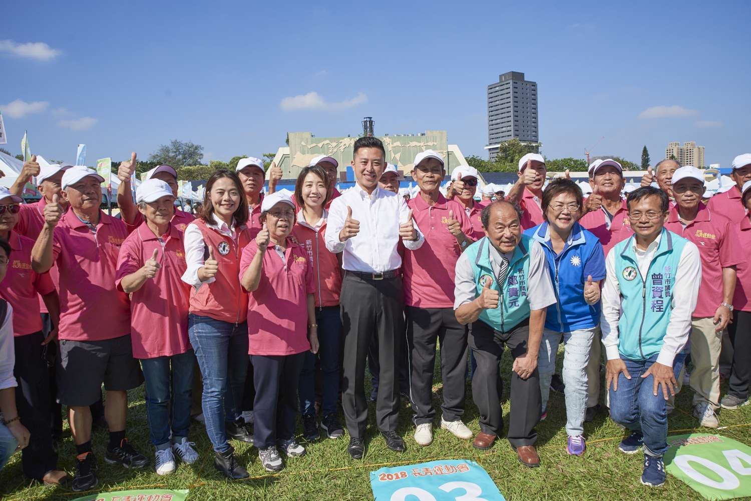 林智堅市長與現場長輩選手及多位議員合影。