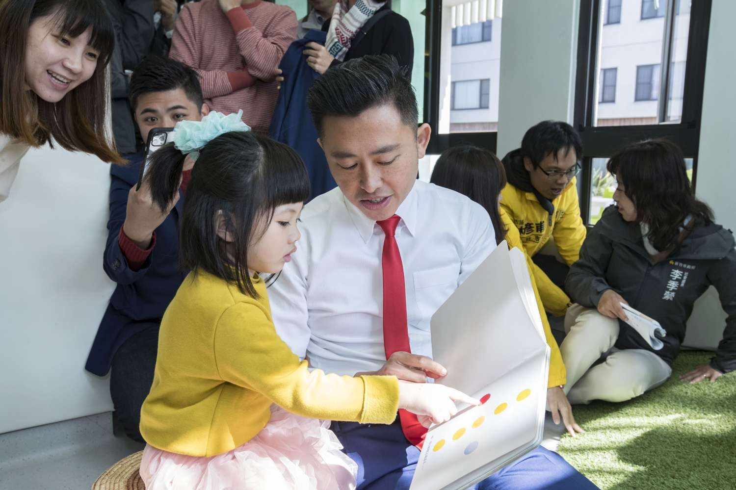 林智堅市長與孩子互動