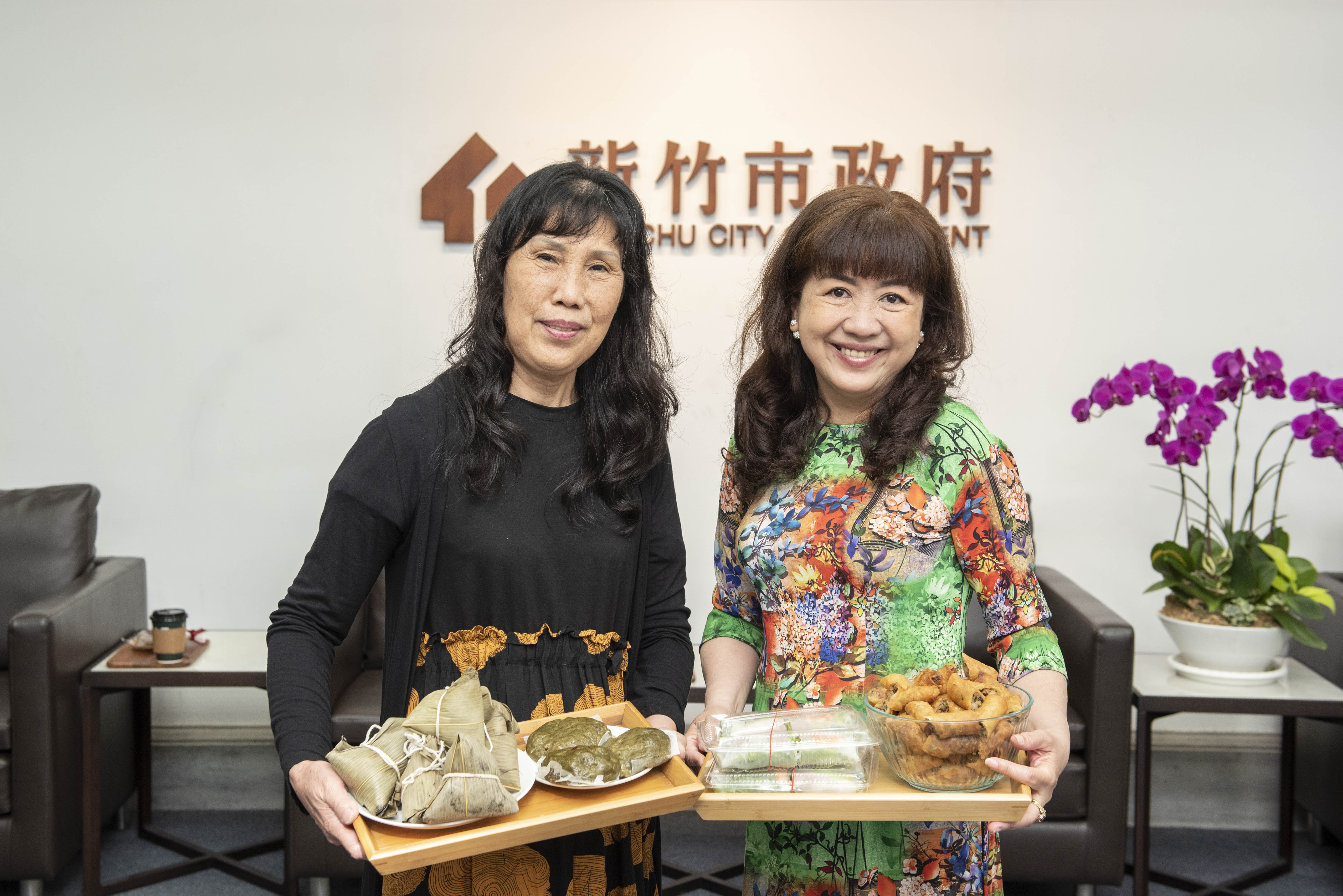 郭錦珠(左)、陳氏翠雲(右)今帶自己拿手菜與市長分享m