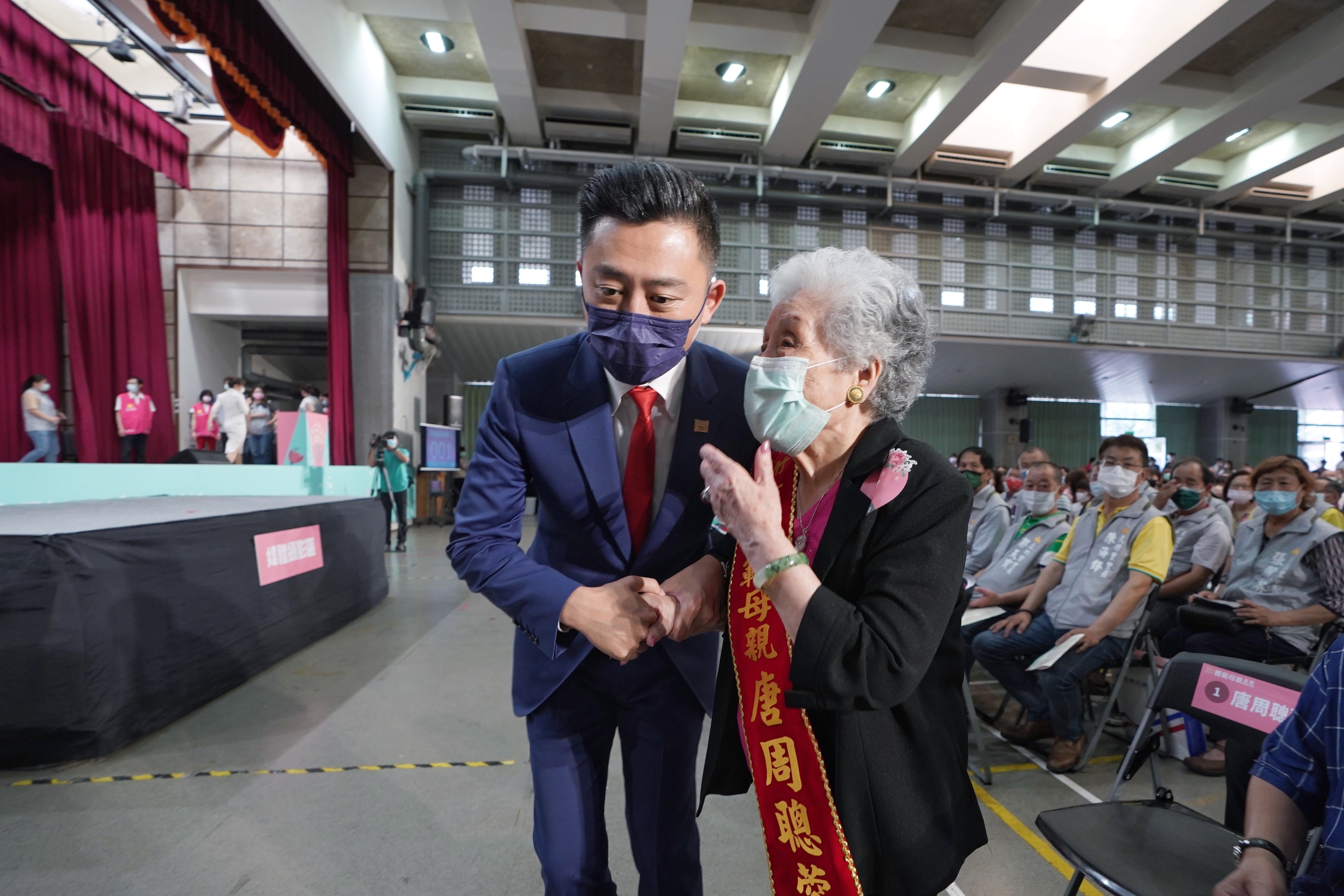市長與92歲模範母親唐周聰蓉。