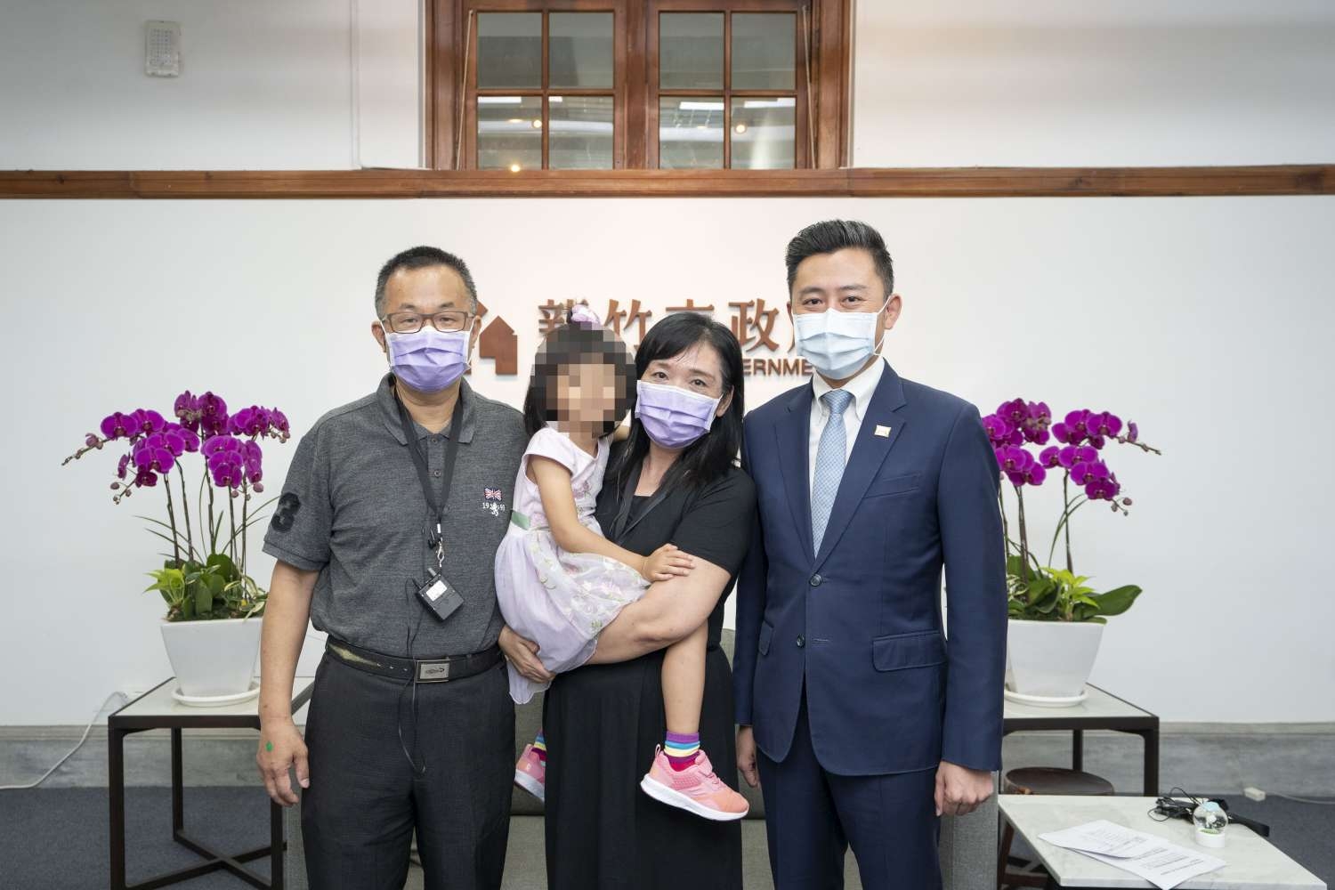圖1：小君寄養爸媽陳逢林（左1）、張芷榛（左2）、小君與市長合影。|||