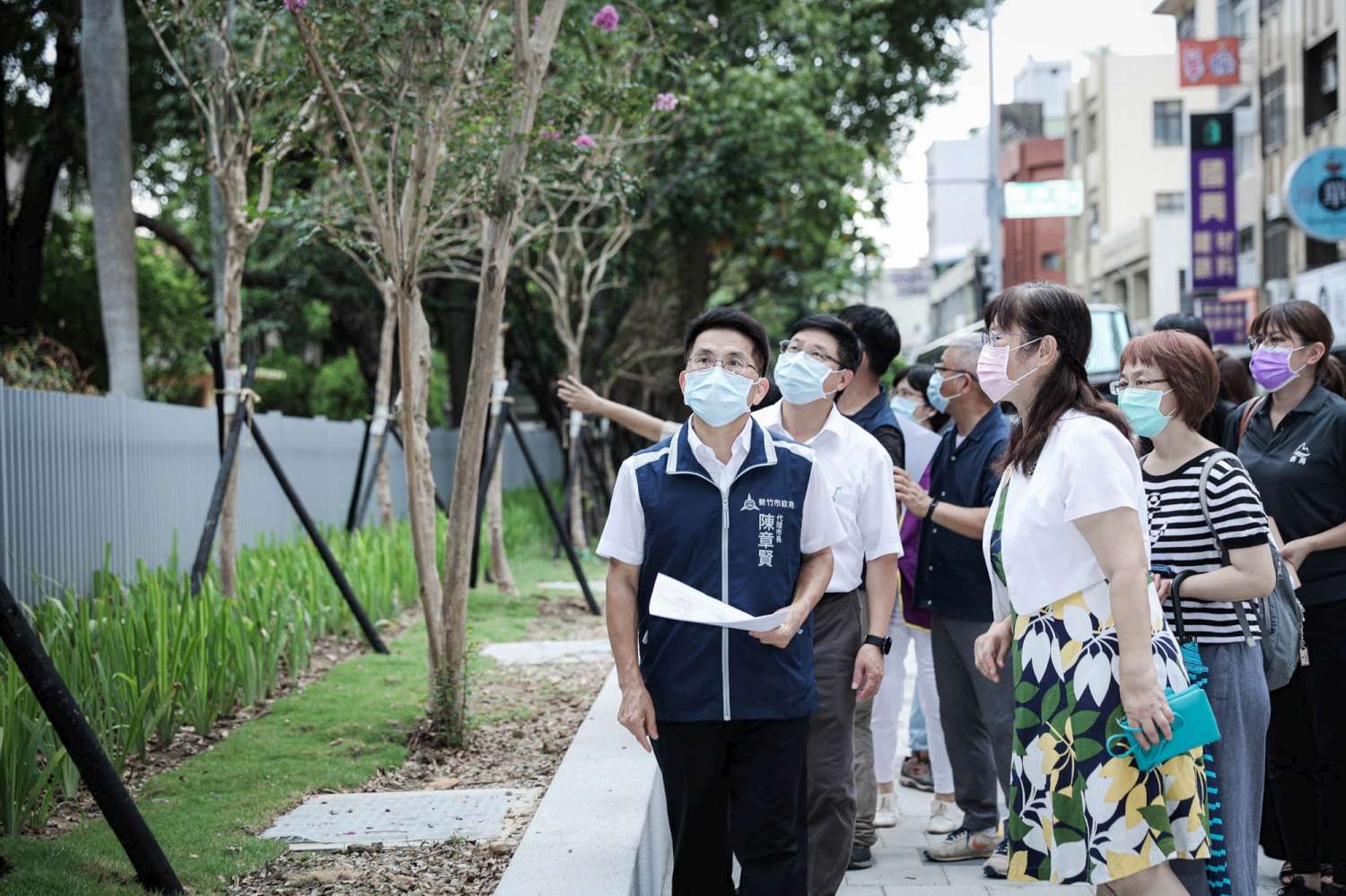 「教育與文化」排名全國前五，圖為陳章賢代理市長視察新竹國小通學步道