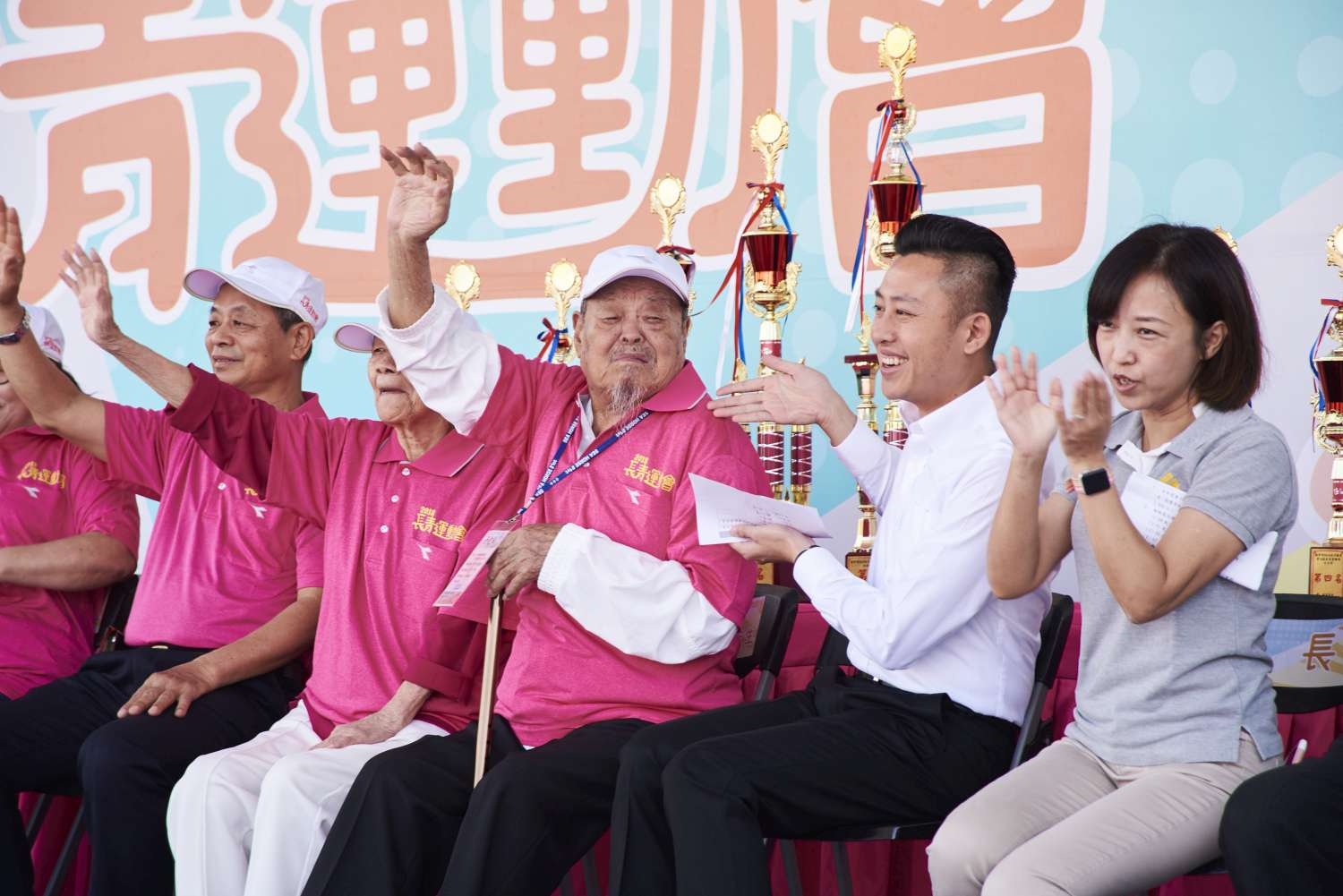 林智堅市長介紹高齡99歲的于紀叔爺爺。