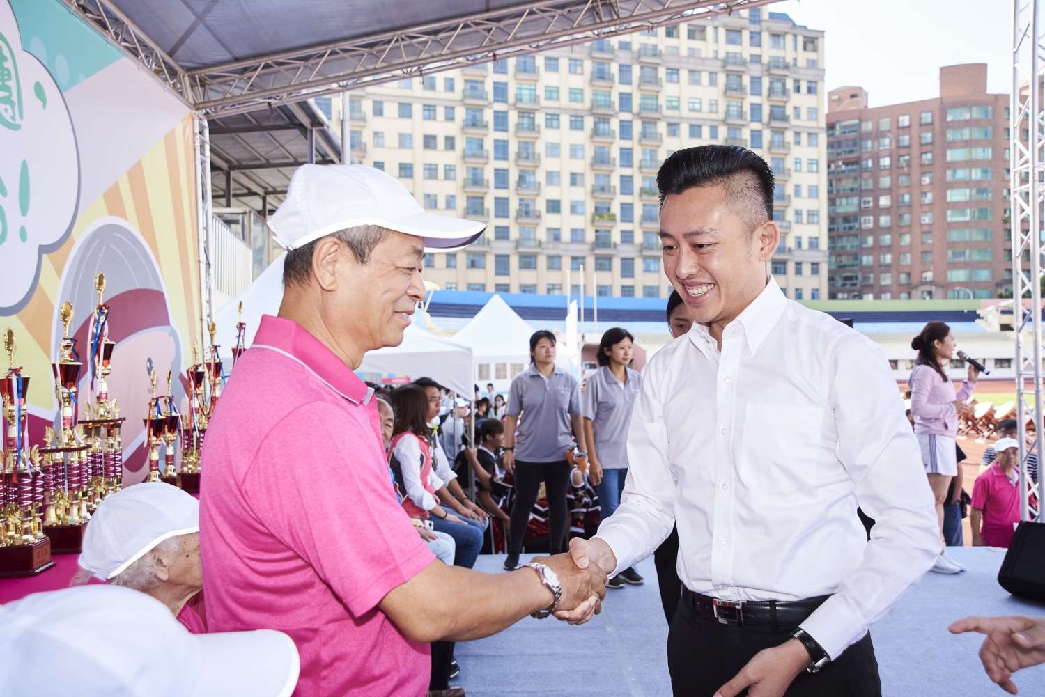 林智堅市長與66歲彭達先爺爺握手。