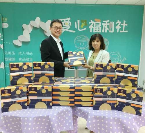 02新竹國賓大飯店王在錚總經理代表捐200盒禮盒