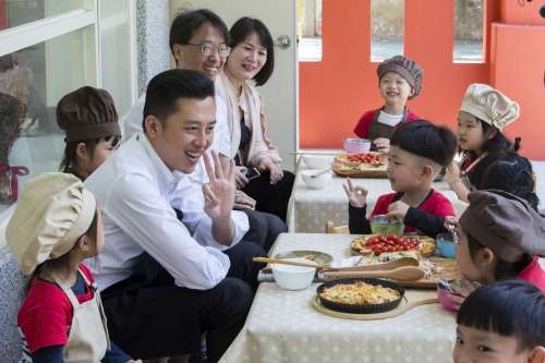 林智堅市長與孩子互動