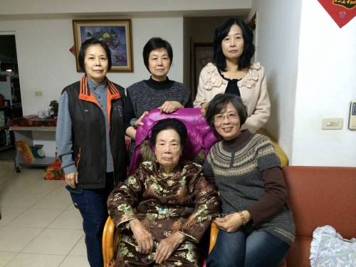 前排左一、最年長的模範母親樓朱筱春