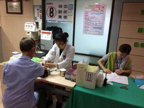 新竹市長輩免費健檢8200名額  開放預約至11日_為民眾抽血檢查