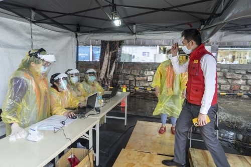 新竹市長林智堅視察疫苗施打站。