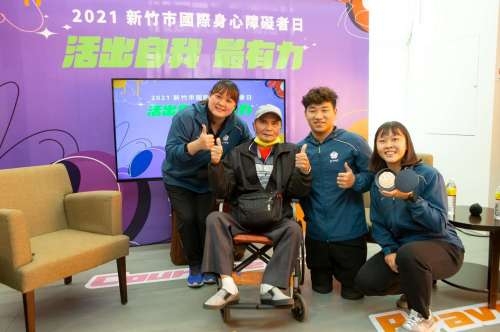 呂金龍(左2)與2位帕運國手陳亮達(右2)、田曉雯(右1)及教練蔡貴蘭(左1)