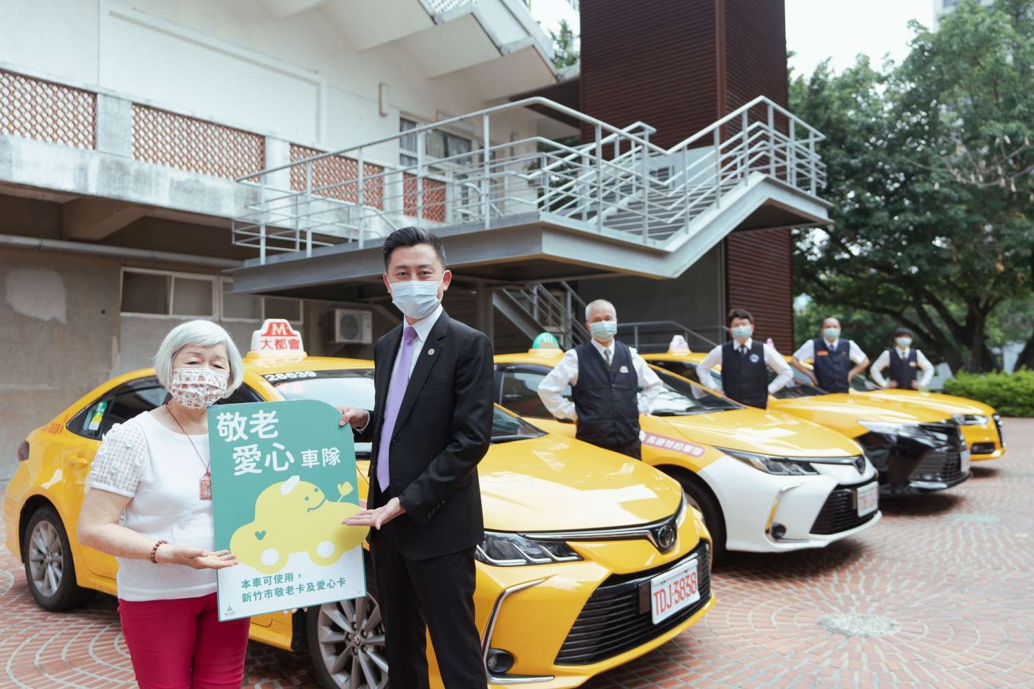 新竹市政府發行的敬老愛心卡開放搭乘計程車，單趟車資補助100點，從每月600點中折抵。