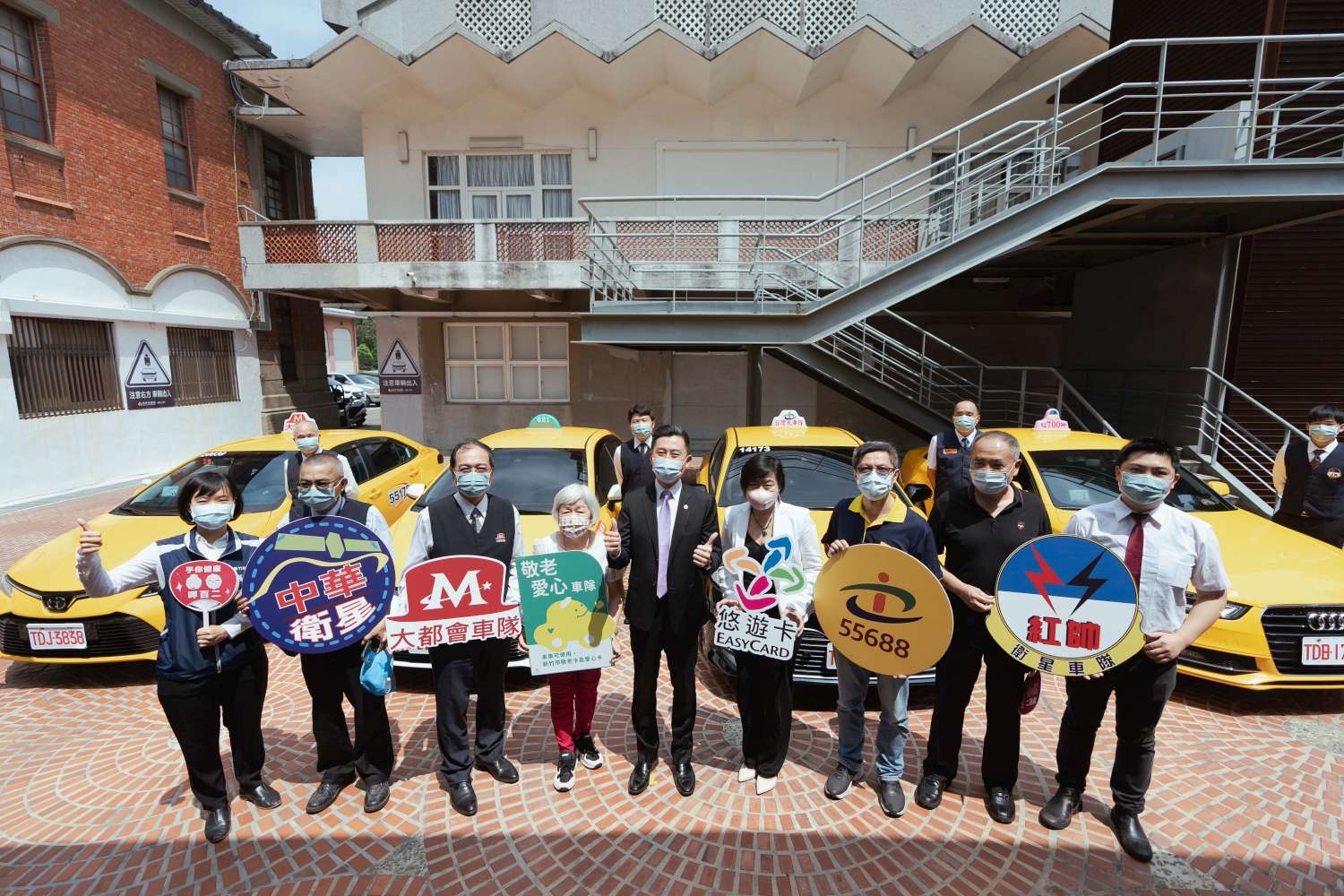 新竹市敬老愛心卡擴大使用計程車服務記者會大合影。