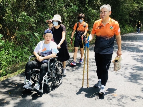 行動不便的阿維(左一)與身障者妻子白白一同參與無障礙微旅行團。