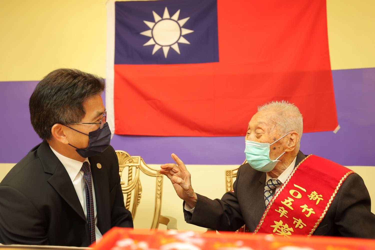 陳章賢代理市長(左)親訪百歲人瑞陳式琛爺爺，暢聊公務經並請益養身之道