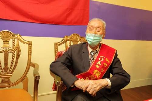 剛滿百歲的陳式琛爺爺，在42年的公職生涯中榮獲許多獎章，勘稱公務界的最高典範